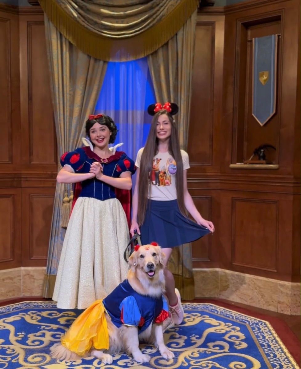 Chanel, golden retriever cão de serviço, com sua tutora na Disney